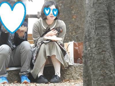 新作です！！（ＦＨＤ）何かに夢中になり、パンティーが見えている可愛い女のコを撮影しました！！番外編４９－１