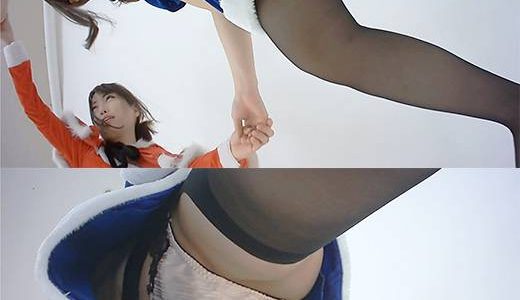 【コスプレイヤー】サンタコスの２人組レイヤーのスカートの中を撮影中にローアングルから隠し撮り