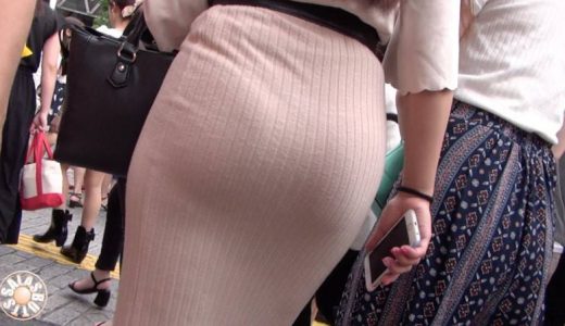 【FHD高画質】ベージュタイトに浮かぶ 桃尻のシルエット