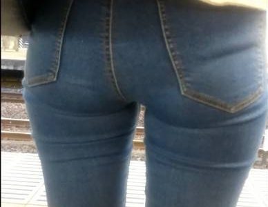 【尻百景】ムッチリとして美味しそうなお姉さんのブルージーンズヒップ