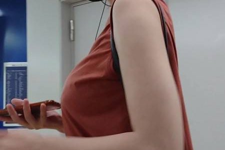 ノースリーブ巨乳の乳揺れ&nbsp;