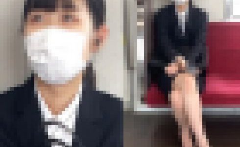 険しい表情を見せるリクルートスーツ姿の就活女子大生