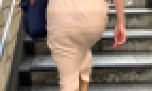 【ピンクのエロOL尻】ピンクのタイトスカートで美尻を表現する官能的なエロ妻が肉尻を晒す！【499】