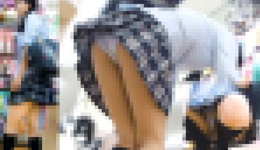 突き出したお尻からエロパンツがもろ見えなミニスカ制服娘パンチラ盗撮