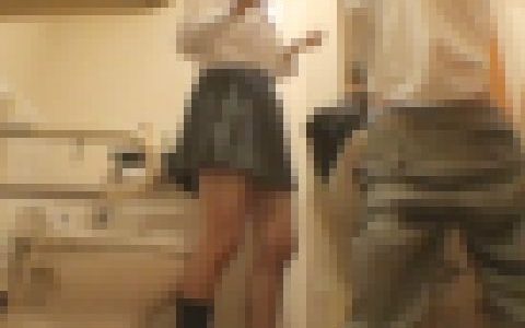 個室LOVERS【23】はじめて見る？精子に大興奮で、手についた精子を見せつけながらはしゃいでる姿がかわいい･･･