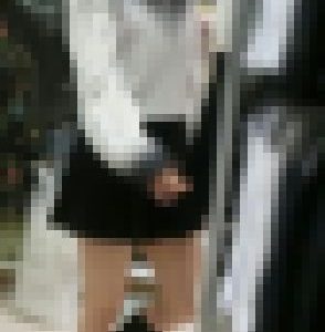 生尻モロ出し極小Tバックでハミ出してても気にしない制服女子パンチラ盗撮
