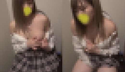 デパートのトイレでこっそりオナニーしちゃうJK55
