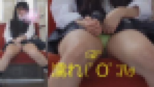 【電車対面】見せつけながらアソコをさわる彼女!!(●ω●;)【正面ぱんちら】