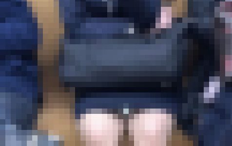 真剣に仕事に取り組む新入社員