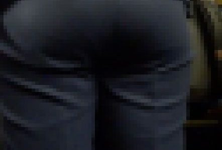 おかず144（肉尻パンツスーツOL様のでかい尻！）