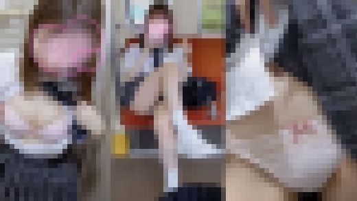 （電車対面）わざとらしく脚を開いてパンチラ挑発する制服女子　交渉してコンビニトイレでおっぱい露出