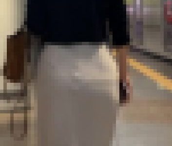 【ロングスカート】薄い生地のロングスカートのお尻とおまけ付①