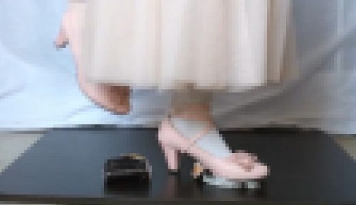 6-1　お姫様のようなかわいい靴でおにぎりを優しく踏み潰す