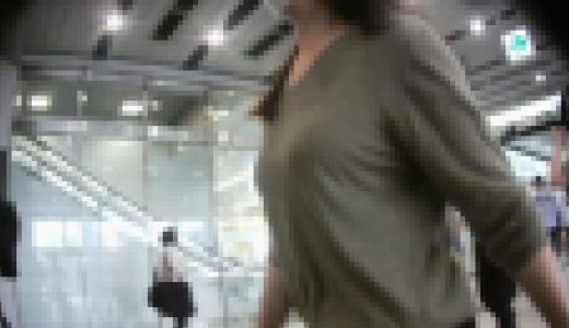 階段で小刻みにおっぱいを揺らすお姉さん