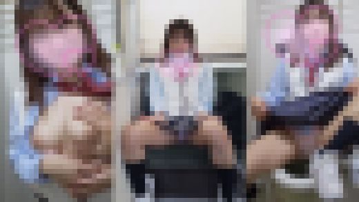 （電車対面）エロ過ぎるパンチラ挑発　コンビニトイレでエッチなおっぱい揉みしだく