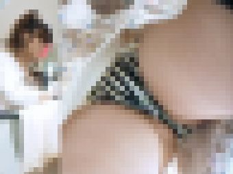 177 花柄ワンピ店員さん 縦縞パンツ