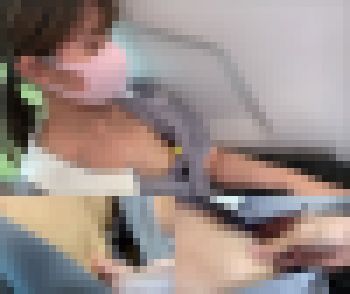 【電車おっぱい痴漢】一目で可愛いと断言できる女性のおっぱいにイタズラしまくり！！乳首チラしたまま放置して降車www