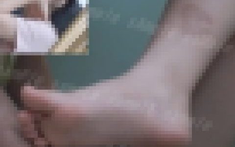 【フルHD動画】テーブルの下で足を触れ合わせるカップル