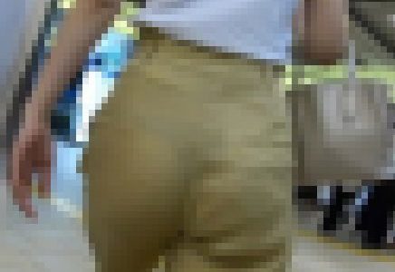 Tバックをお召しのお姉さま