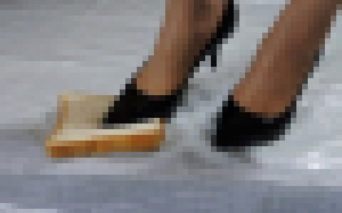 001 ダイアナのピンヒールパンプスで食パン踏み