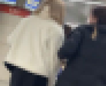 【個撮】金髪ショートの生足とお尻がエロすぎる。。