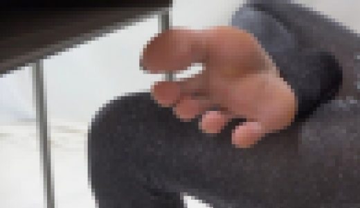 トレンカフェチ　ブーツを脱いだ女の子の足裏ｆ709