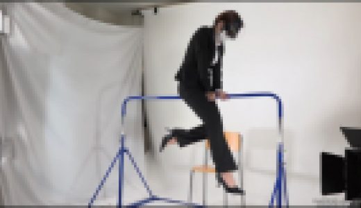 痛みフェチ　鉄棒に跨って股間の痛さに耐える女性f411
