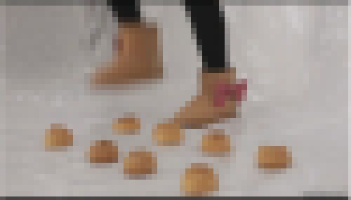 ブーツでフードクラッシュ踏み潰しフェチ　大量の食品を足で踏むf271