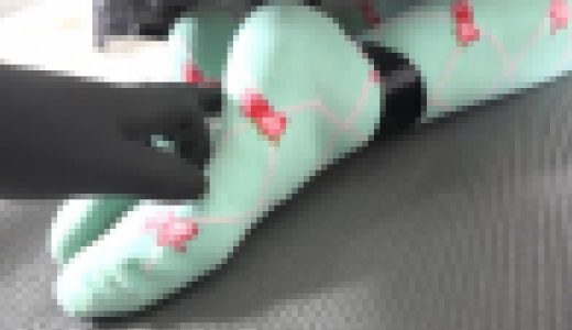 子供の靴下くすぐりフェチ　手足拘束され足裏くすぐられる女性f565