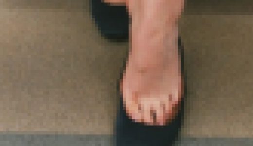 【４Ｋ足裏】【日常の中の非日常】電車＆フードコートで魅せる高級ラウンジ嬢のムレすぎた足裏は納豆チーズ臭