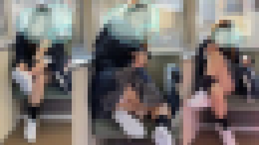 電車で対面した制服女子がスカートヒラヒラさせパンティ見せ付けてくる