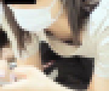 munech180 前かがみでスマホを操作する美女