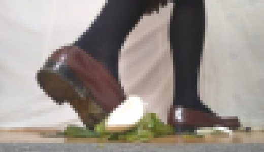 7-7　制服ローファーで野菜を踏みつけていく