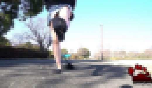 汚れた紺ソを脱いで素足になります。