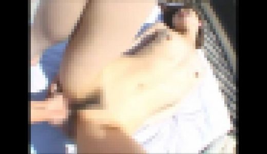 ▼誰かに見られるかもしれない野外で露出を楽しむ変態娘の恥ずかしい姿…　16