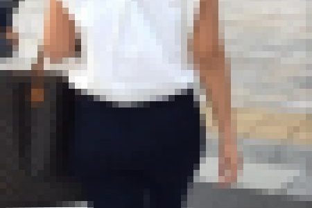 ネイビーパンツのムチ尻OLさん