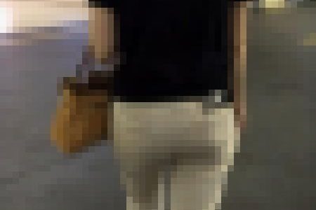 長身大柄なベージュパンツお姉さん