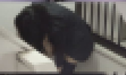 リクスー営業ウーマンが廊下で大胆に着替え観察[パンチラ]