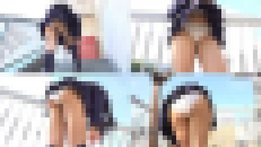風でスカートがめくれた瞬間、制服パンチラを撮られちゃう黒髪J K娘