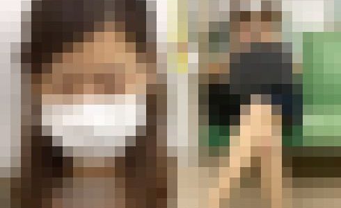 健康的な美脚を組んで会社から帰宅するOLさん