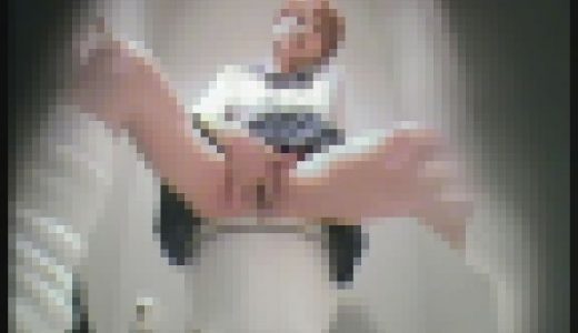 某デパートのトイレでオナニーしちゃった女子●生達　01