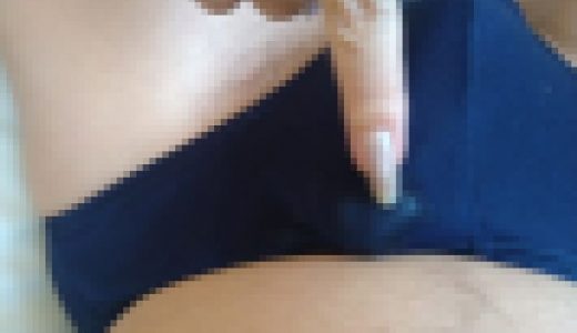 モッコリM男がブリーフの上から熟女に