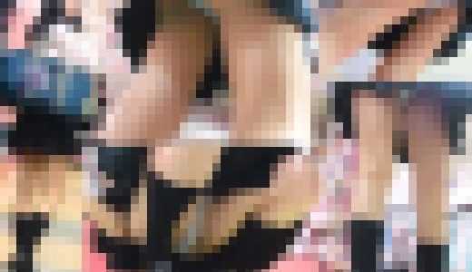 割れ目のスジがくっきり開脚パンチラ&突き出しお尻がエロい！制服女子盗撮