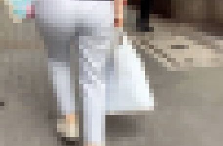 40代の熟したデカ尻とパンティラインで会社帰りに男どもを挑発！ 下品なパンツスーツOL奥様編