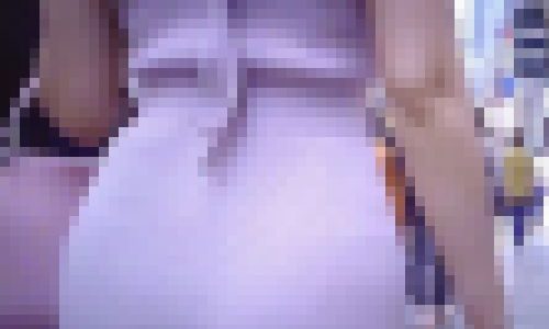 超激エロスタイル抜群美女がピタワンピを着てＴライン出し彼氏のお尻を触りながら夜迄待てないアピールしながら歩いてるよ