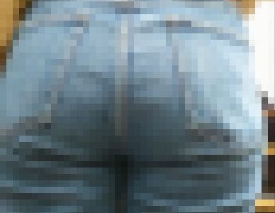 【食べ頃ヒップ】エスカレータを上るショートカット女子大生のデニム尻