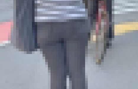 40代後半のスケベな寸胴ボディにデカい熟尻をたっぷりムニュらせて男を挑発！ 下品なパッツンチノパン奥様編