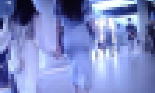 長身でスタイル抜群の超絶清楚美女が水色のピタピタワンピで歩いてるよ