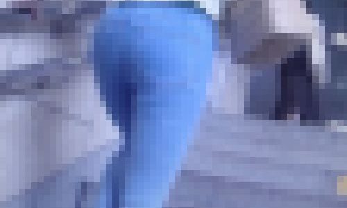 スキニーデニムで階段を上るスタイル抜群美人ギャル