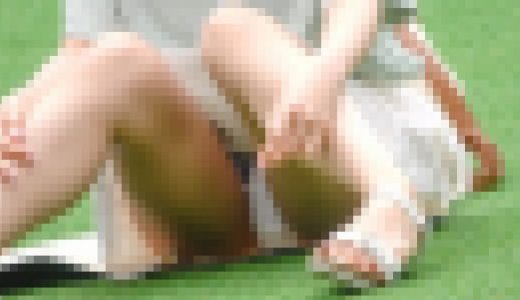 芝生×白P=至高のパンチラ